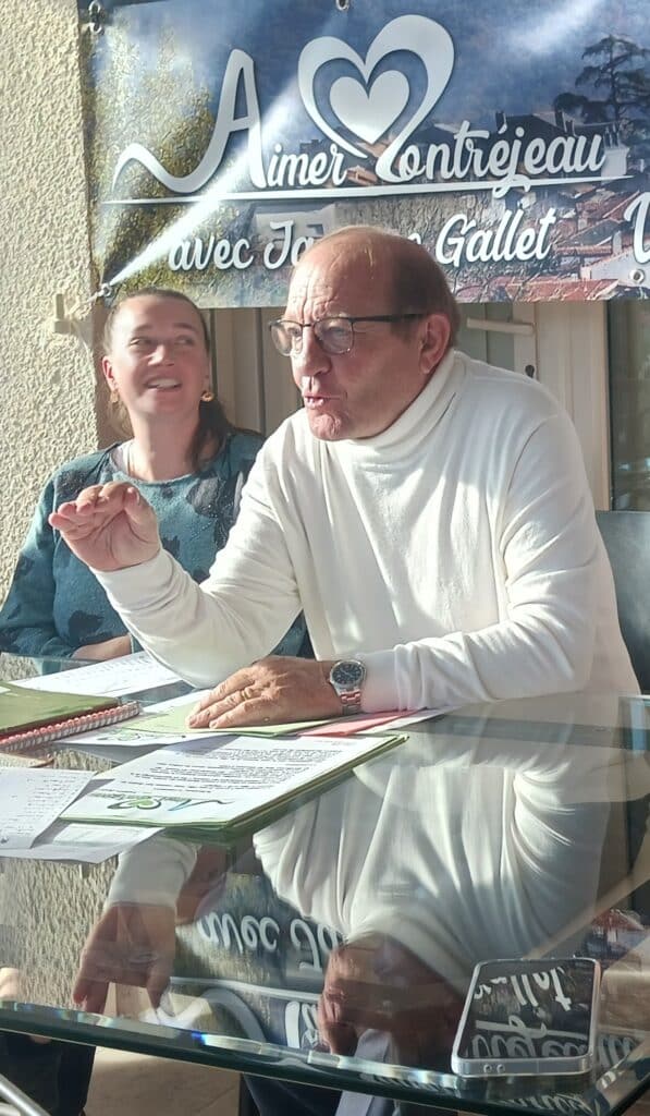 Samedi 15 novembre 2025, Jacques Gallet pendant son intervention face à la presse locale, en présence de ses colistiers.