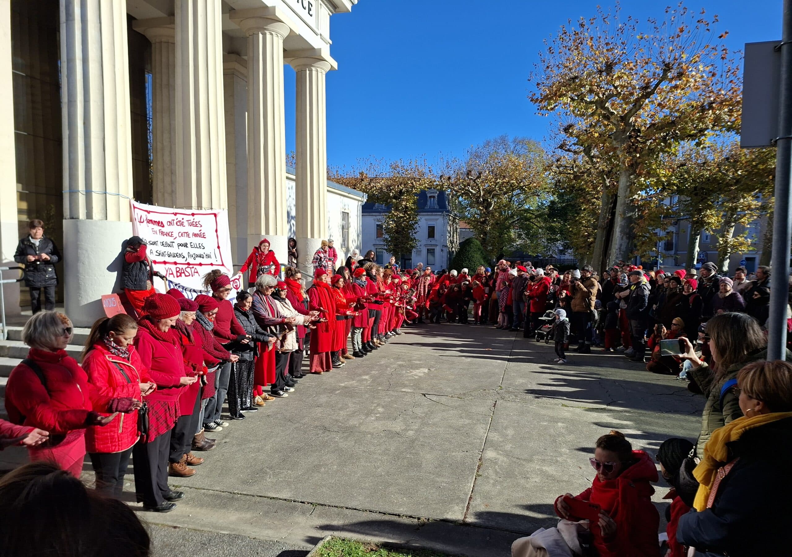 Samedi 22 novembre 2025, parvis du tribunal judiciaire de Saint-Gaudens, appel à la mise en sécurité des femmes exposées aux violences.