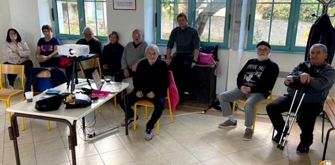 Le maire et les conseillers municipaux lors de la formation aux gestes de premiers secours.