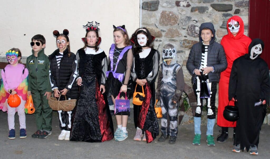 Halloween 2025: rassemblement des jeunes antichanais avant de partir à la conquête du village et de ses trésors de friandises.