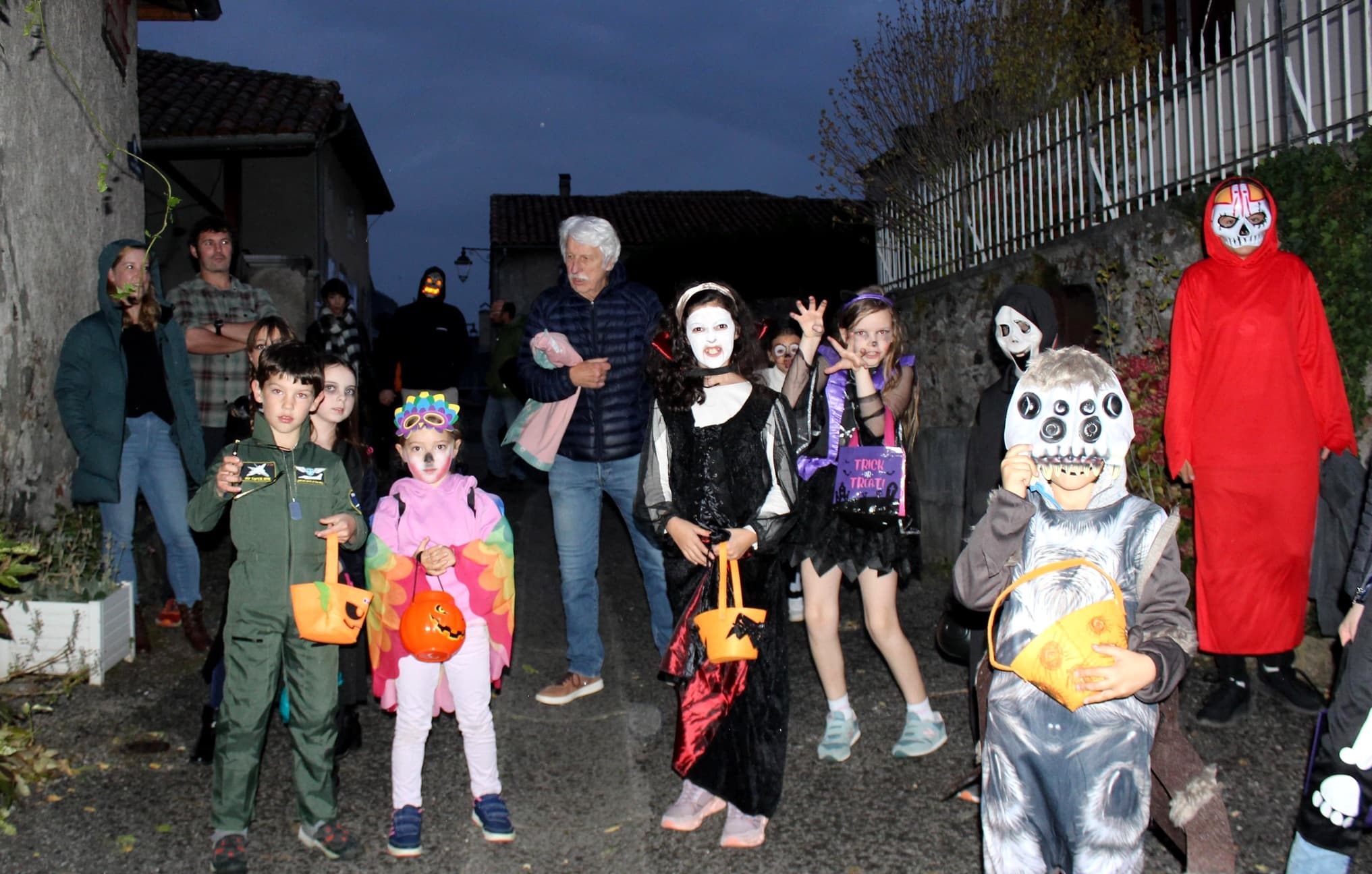Halloween 2025: une aventure nocturne dans les rues du village récompensée par une collecte fructueuse de bonbons.