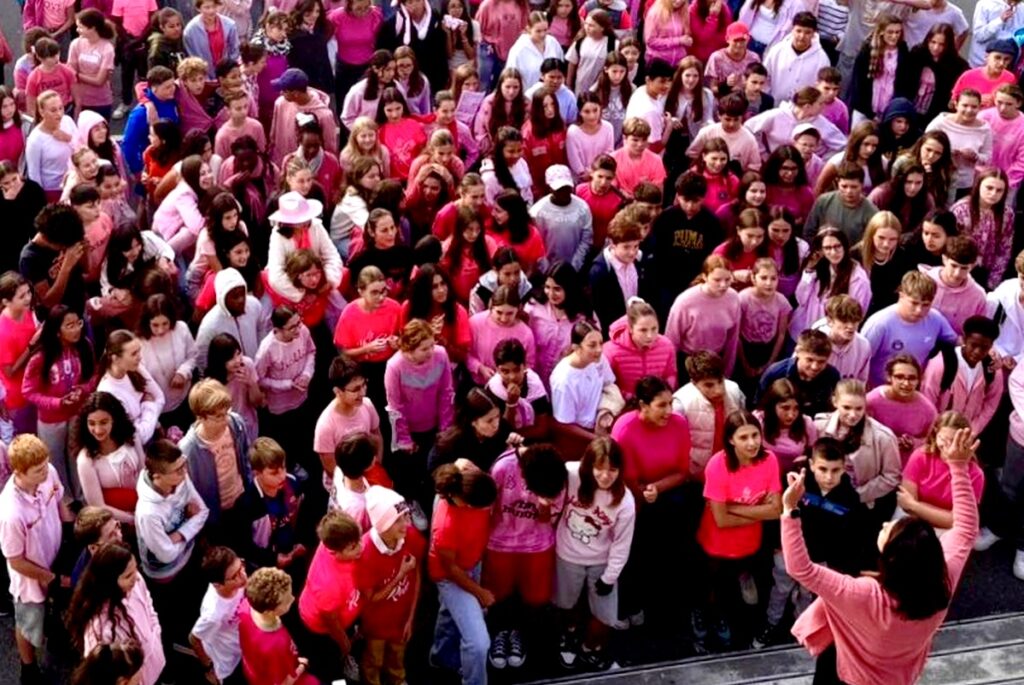 Jeudi 16 octobre 2025, les élèves de Sainte-Thérèse ont clôturé collectivement "leur" Octobre rose en se regroupant dans la cour de l'établissement.