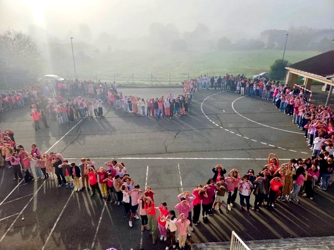 Jeudi 16 octobre 2025, les élèves et enseignants de Sainte-Thérèse ont symboliquement clôturé ensemble "leur" Octobre rose dans l'établissement.
