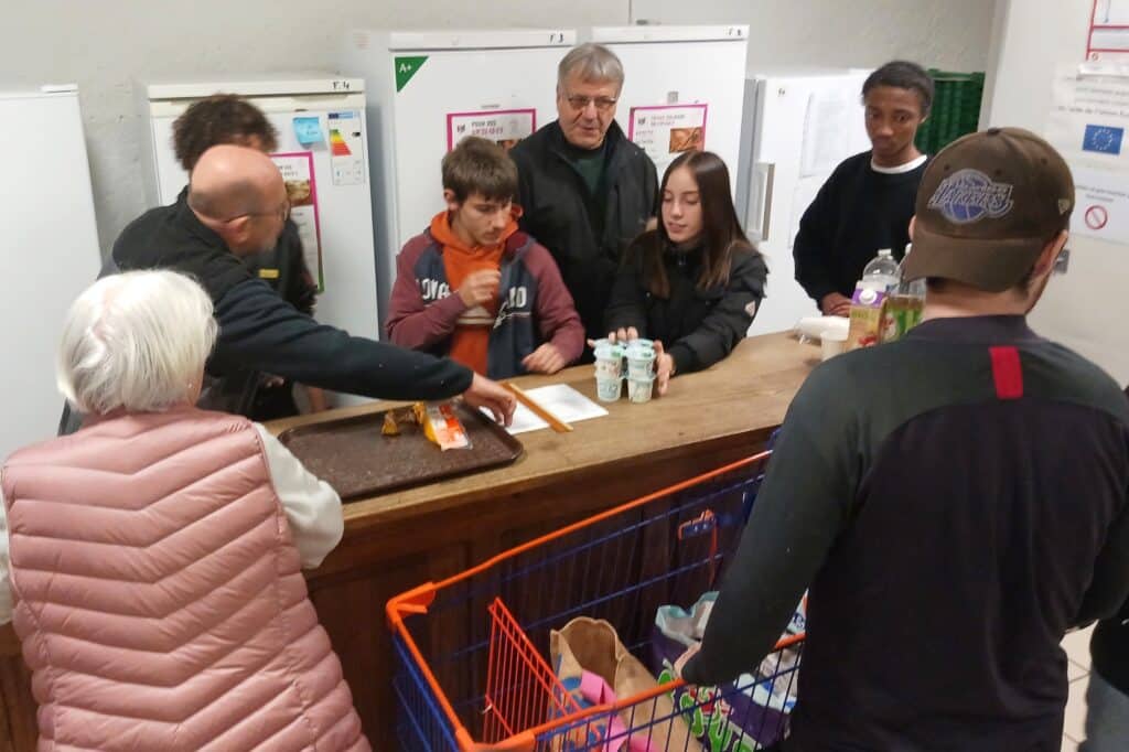 Les élèves de la MFR se sont mêlés aux bénévoles sur les postes de travail pour assurer le service.