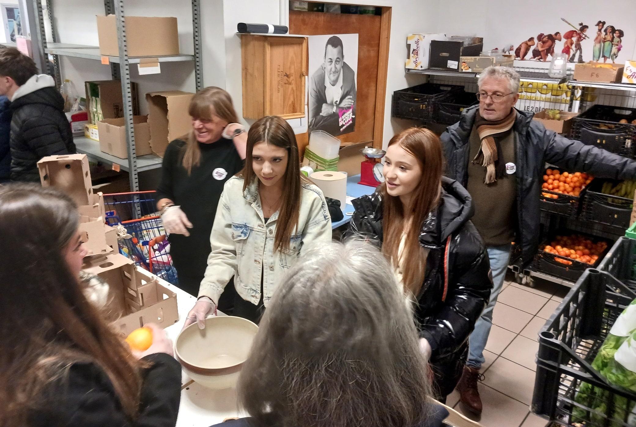 Les élèves avec les bénévoles sur le poste de travail fruits et légumes.