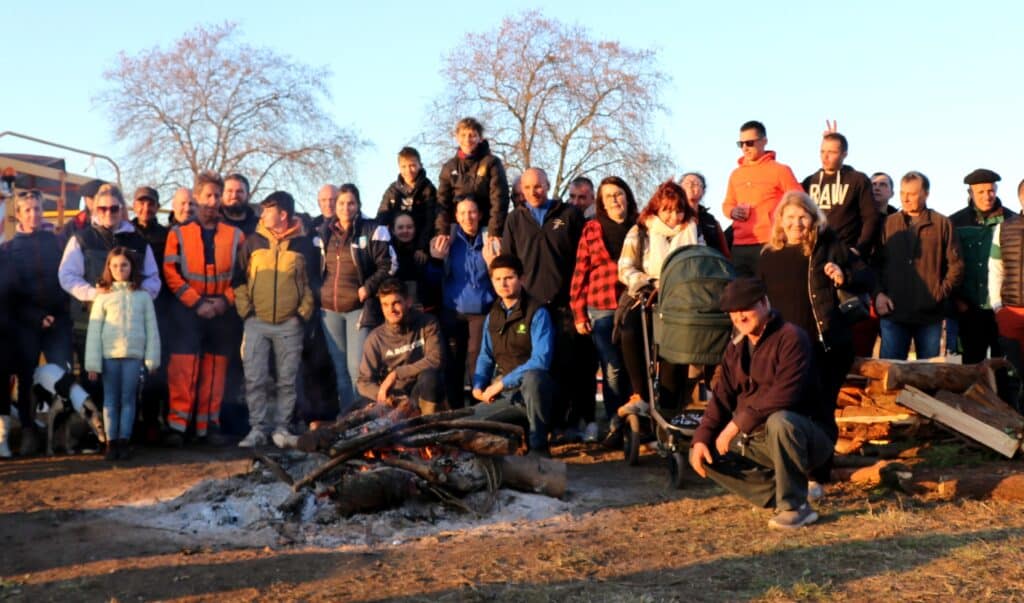 Dimanche 14 décembre 2025, la jeunesse du monde agricole commingeois très présente sur le rond point du Bazert à Gourdan-Polignan.