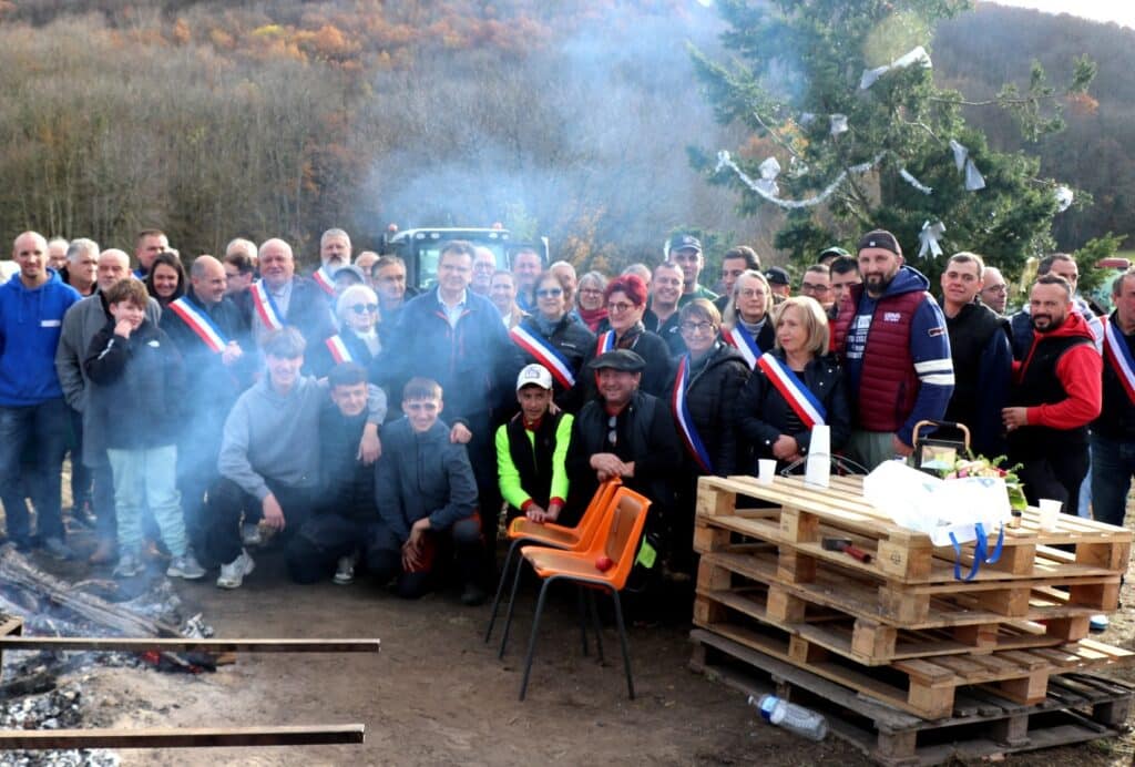 Mardi 16 décembre 2025 après-midi, rond point du Bazert, Jérôme Bayle (doudoune grenat) avec les élus mêlés aux manifestants.