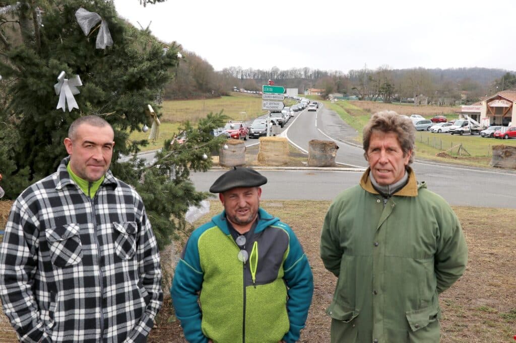 Lundi 22 décembre 2025, rond point du Bazert à Gourdan-Polignan, Franck Gaillard, Eric Barbé et Joël Charrière (de g. à dr.).