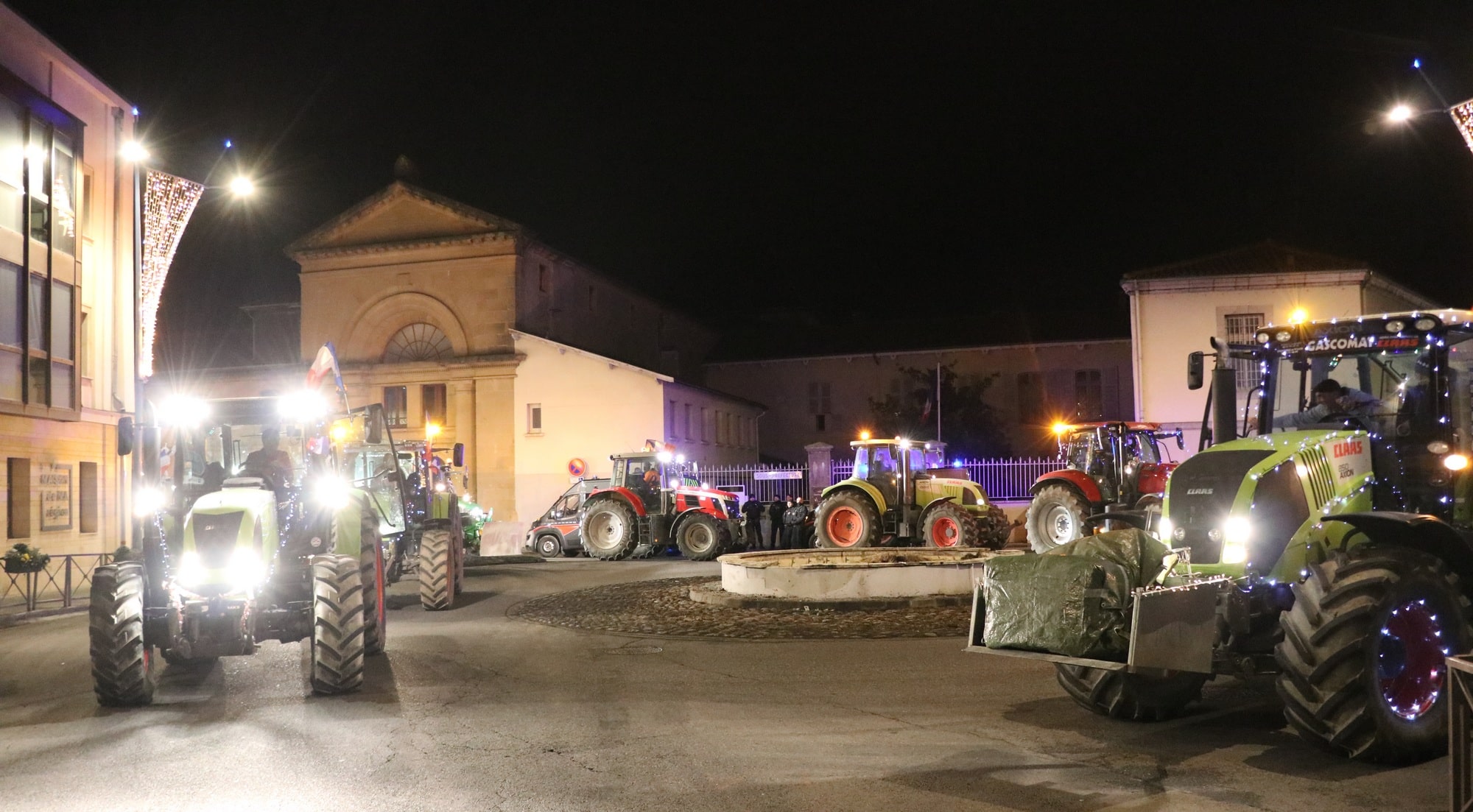 Samedi 27 décembre 2025, rond point de la sous-préfecture à Saint-Gaudens, 19h30, opération escargot des tracteurs commingeois.