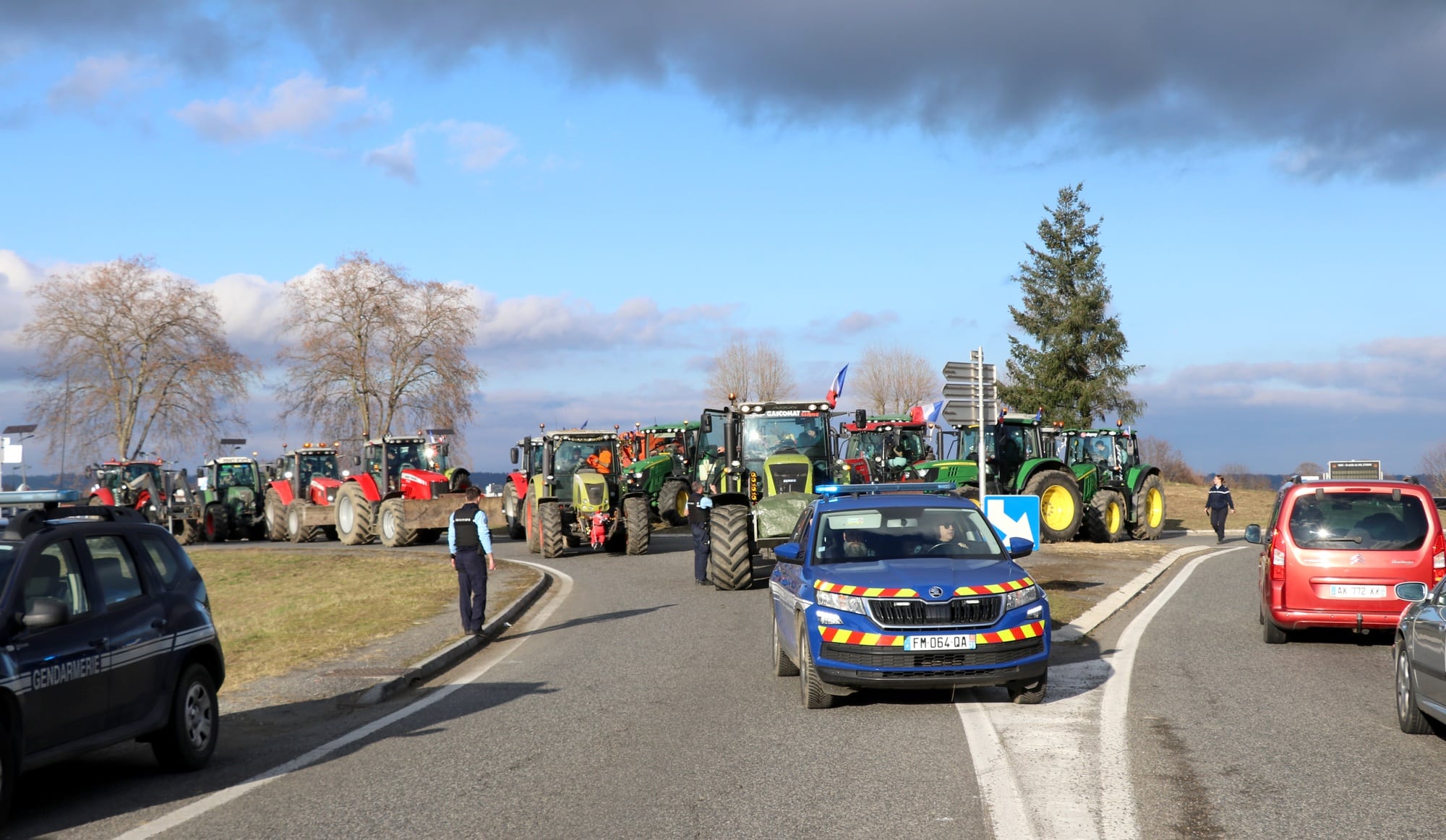Mardi 30 décembre 2025, 15h30, rond point du Bazert à Gourdan-Polignan, départ des tracteurs vers Luchon.