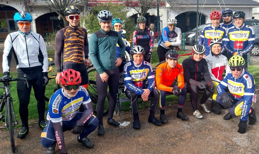 Samedi 6 décembre 2025, 13h15, cyclos montréjeaulais au départ, place Valentin Abeille à Montréjeau.