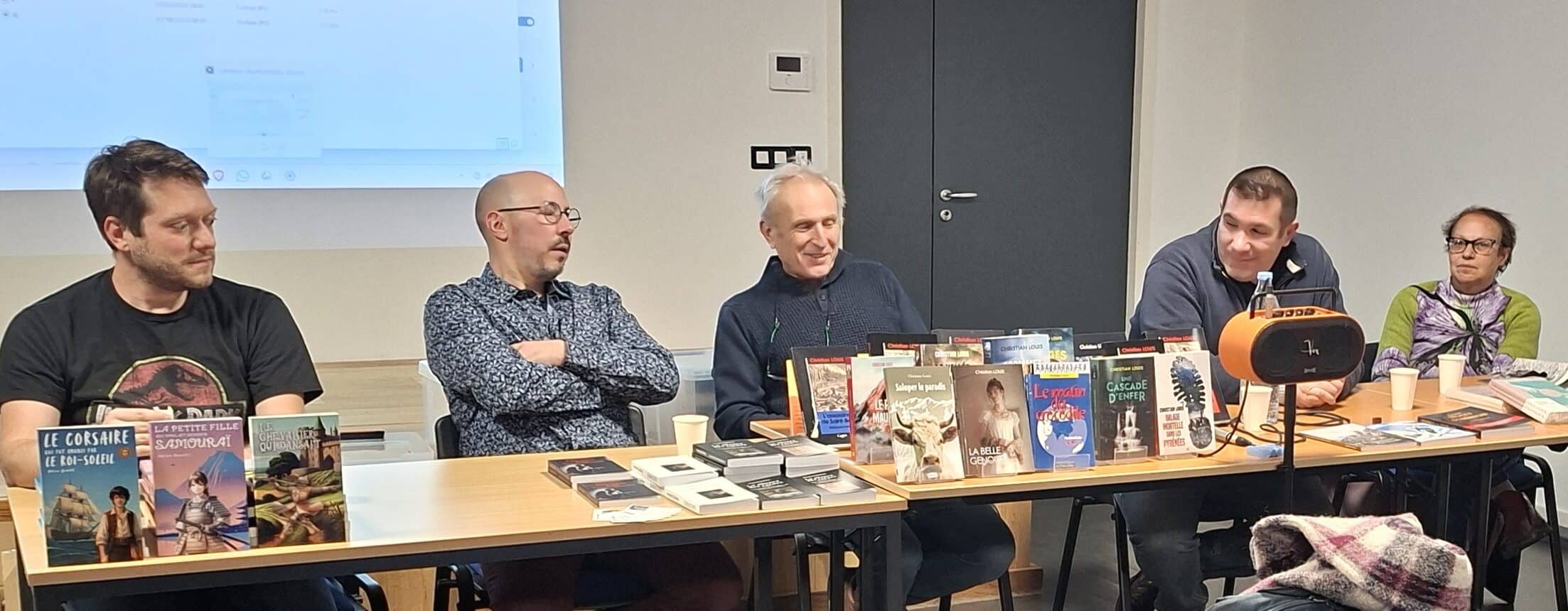 Jeudi 22 janvier 2026, soirée découverte littéraire avec Adrien Bourdil, Grégory Chanfreau, Christian Louis, Tristan Turlan, Colline Hoareau (de g. à dr.).