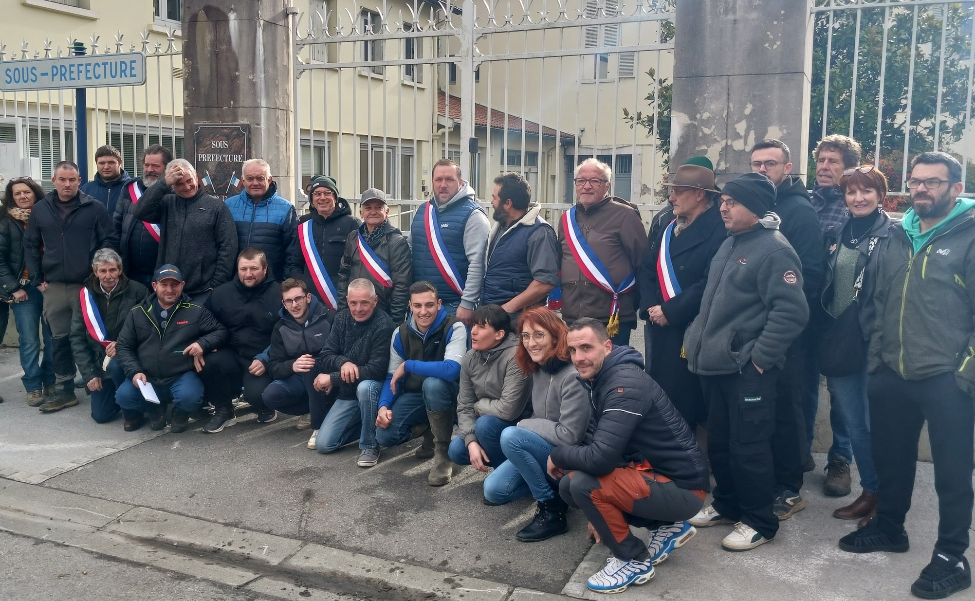 Mardi 27 janvier 2026, photo de groupe, élus et agriculteurs devant la sous-préfecture de Saint-Gaudens.