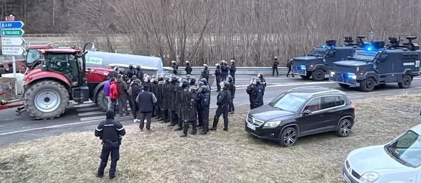 Mardi 6 janvier 2026, fin d'après-midi, les gendarmes suivis par 2 blindés au contact des agriculteurs sur le rond point de Fos (31).