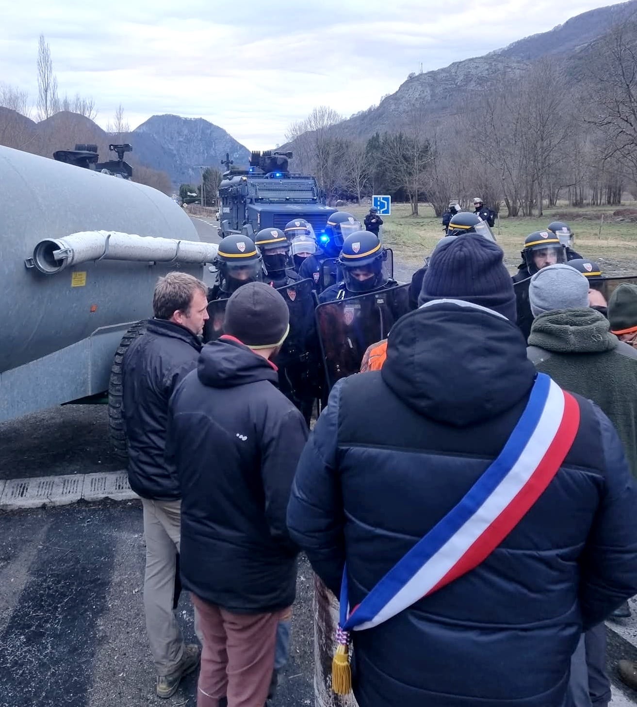 Mardi 6 janvier 2026, fin d'après-midi, face à face gendarmes-agriculteurs en présence du maire de Fos (31).