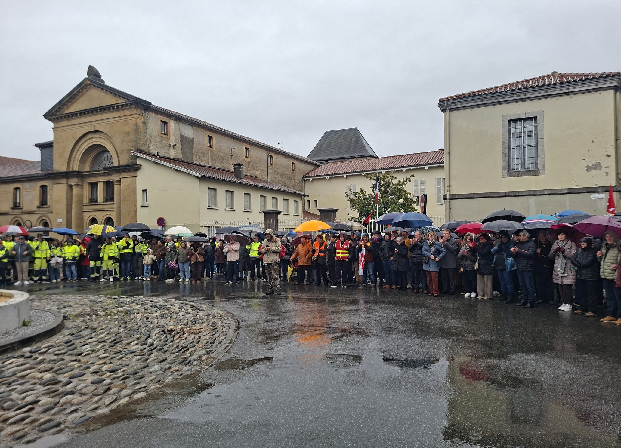Les salariés de l'usine Fibre Excellence de Saint-Gaudens côte à côte avec des élus et des habitants du Comminges devant la sous-préfecture.
