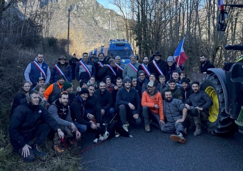 Agriculteurs et élus dans les starting-blocks au départ de l'opération escargot, les gendarmes aussi.