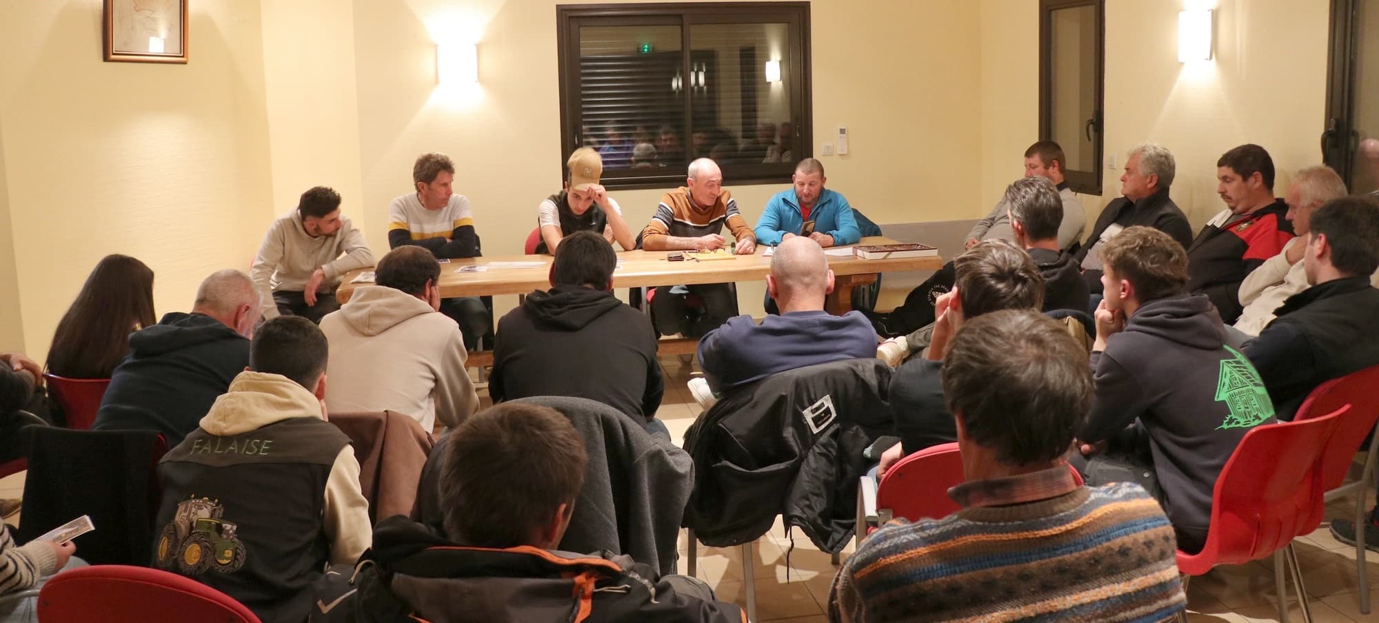 Vendredi 2 décembre 2026, mairie Les Toureilles, trente-cinq agriculteurs se sont concertés sur les actions à mener à compter du dimanche 4 décembre.