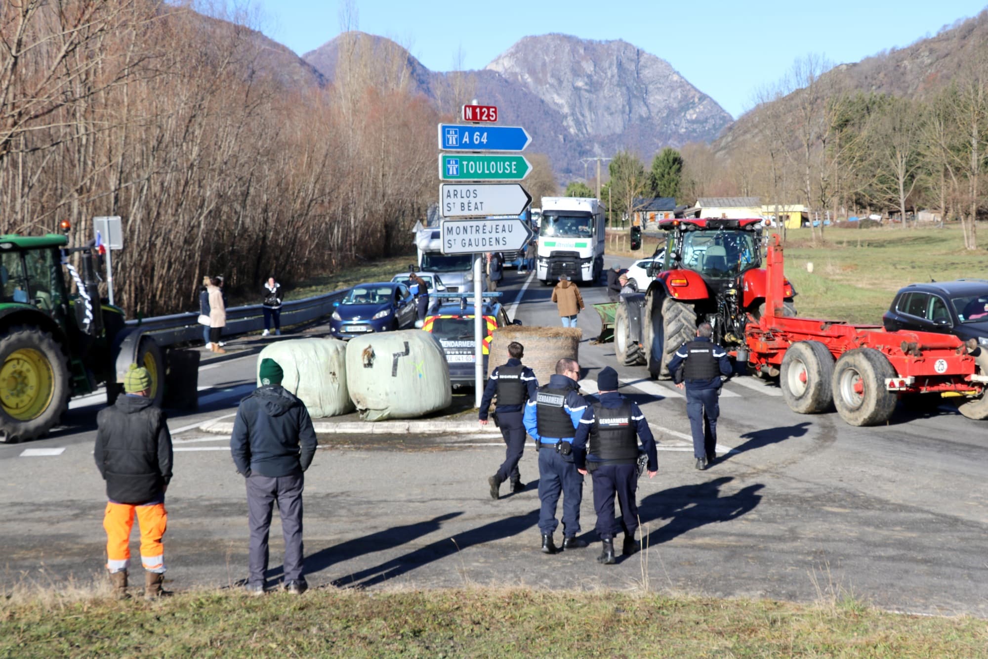 Lundi 5 janvier 2026, la confusion a régné autour du rond point jusqu'à ce qu'un accord ait été trouvé pour la journée avec la gendarmerie.