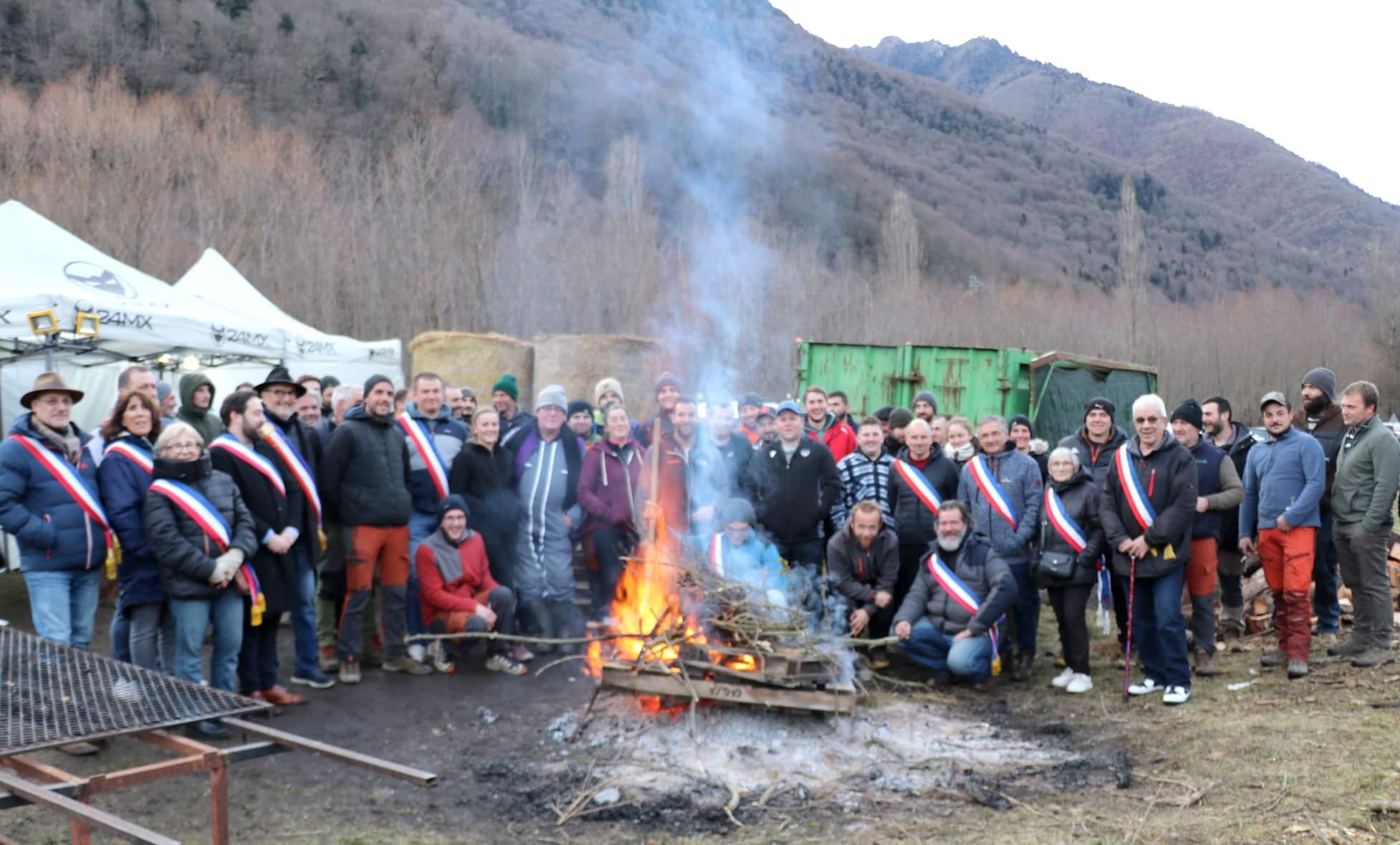 Agriculteurs et élus, photo de groupe à l'arrivée pour entretenir la flamme.