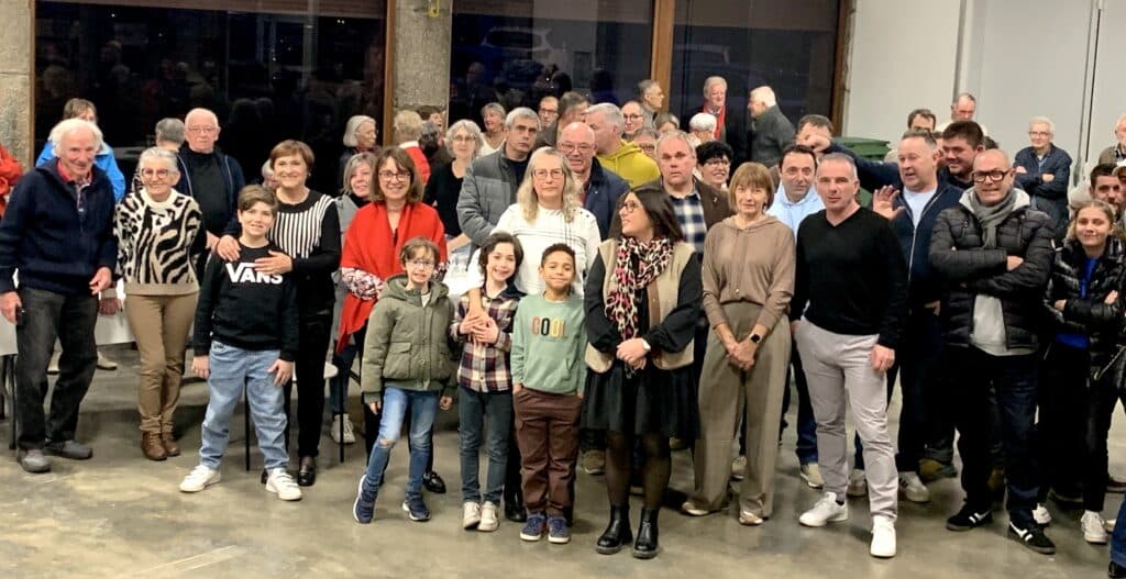 Claire Vougny (pull blanc) entourée de conseillères et de conseillers municipaux, de barthains et d'enfants du village.