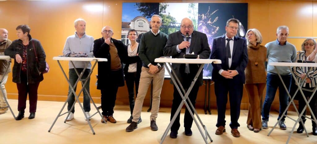 Entouré des membres du conseil municipal, Patrick Saulneron pendant son allocution, entre Serge Cola et le vice-président du Conseil départemental Patrice Rival.