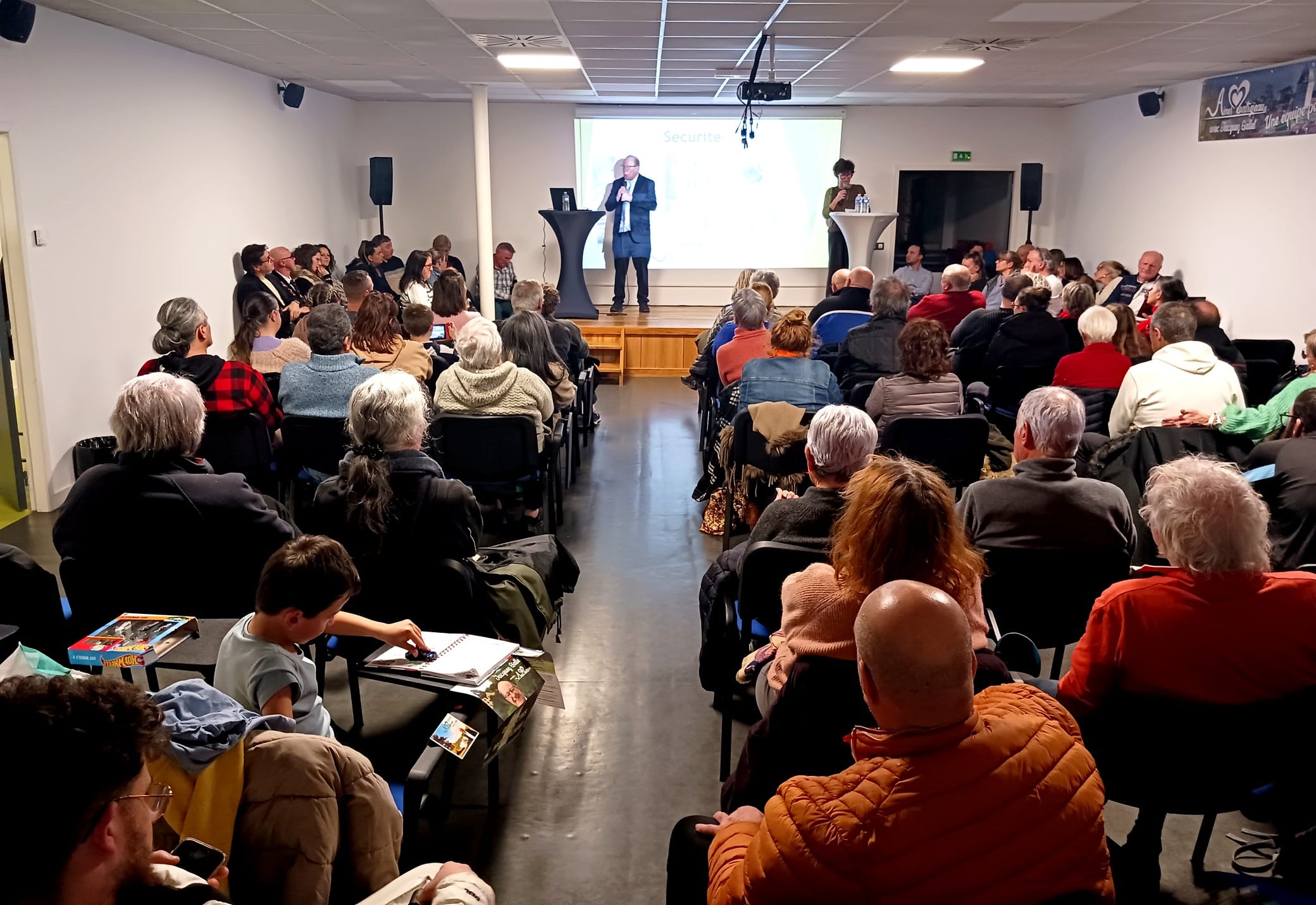 Vendredi 30 janvier 2026, auditorium Hôtel de Lassus, 60 à 70 personnes ont assisté à la réunion publique de Jacques Gallet entouré de ses colistiers.