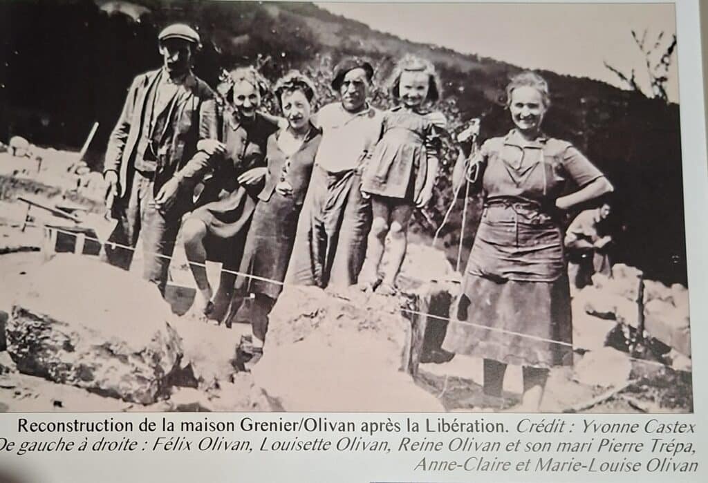 Les villageois à pied d'oeuvre pour reconstruire leur maison après la Libération.