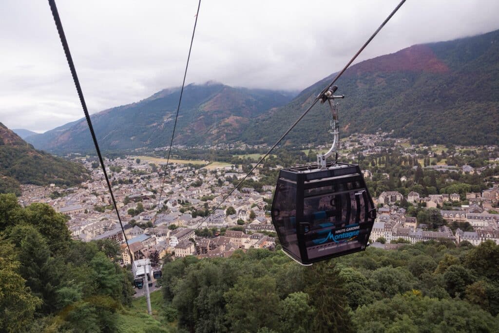 À Luchon, on grimpe à 1 800 mètres en télécabine.