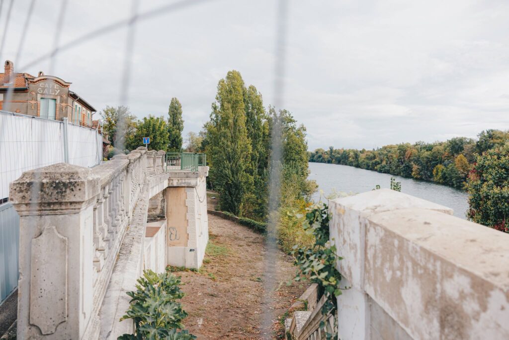Le futur pont, entièrement financé par le Département, permettra de rétablir la liaison entre Mirepoix-sur-Tarn et Bessières, interrompue depuis l'effondrement de l'ancien ouvrage le 18 novembre 2019.