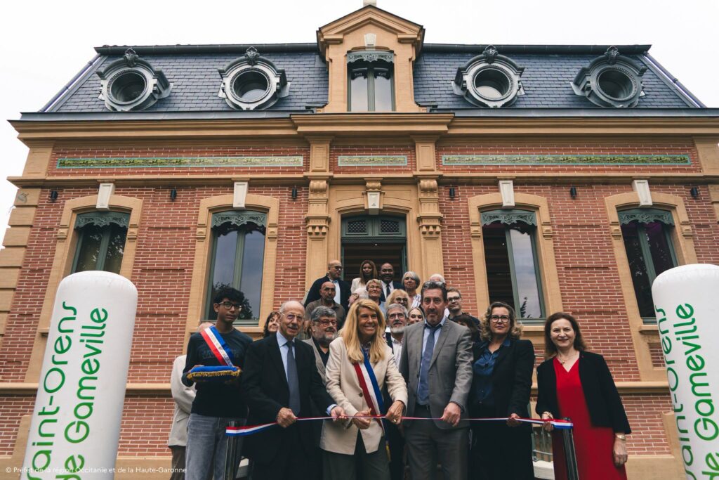 Entièrement réhabilitée, la Villa Massot accueille désormais une ludothèque, des espaces dédiés à la jeunesse et aux familles, ainsi que des salles associatives, au cœur d'un parc arboré de plus de 5 000 m².