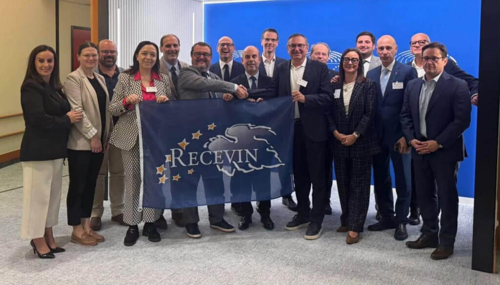 Le 23 septembre 2026, au Parlement européen à Bruxelles, le vignoble du Sud-Ouest a reçu la distinction « Vignoble européen 2027 » décernée par RECEVIN. Plus de 40 communes, dont Fronton et Villaudric, sont concernées. © IVSO / ANEV.