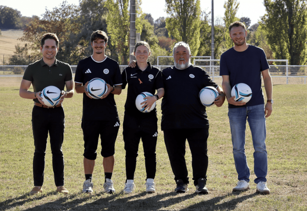 De gauche à droite : Jean-Baptiste Lacroix chef d'entreprise Intermarché et Netto dans le Sud-Ouest, Thomas Mirouze responsable section féminine FC Quint-Fonsegrives, Elsa Laurent éducatrice et arbitre officiel, Jean-Marc Mirouze Président du FC Quint-Fonsegrives et David Lagarrigue, chef d'entreprise Intermarché en charge du sponsoring en région Sud-Ouest.